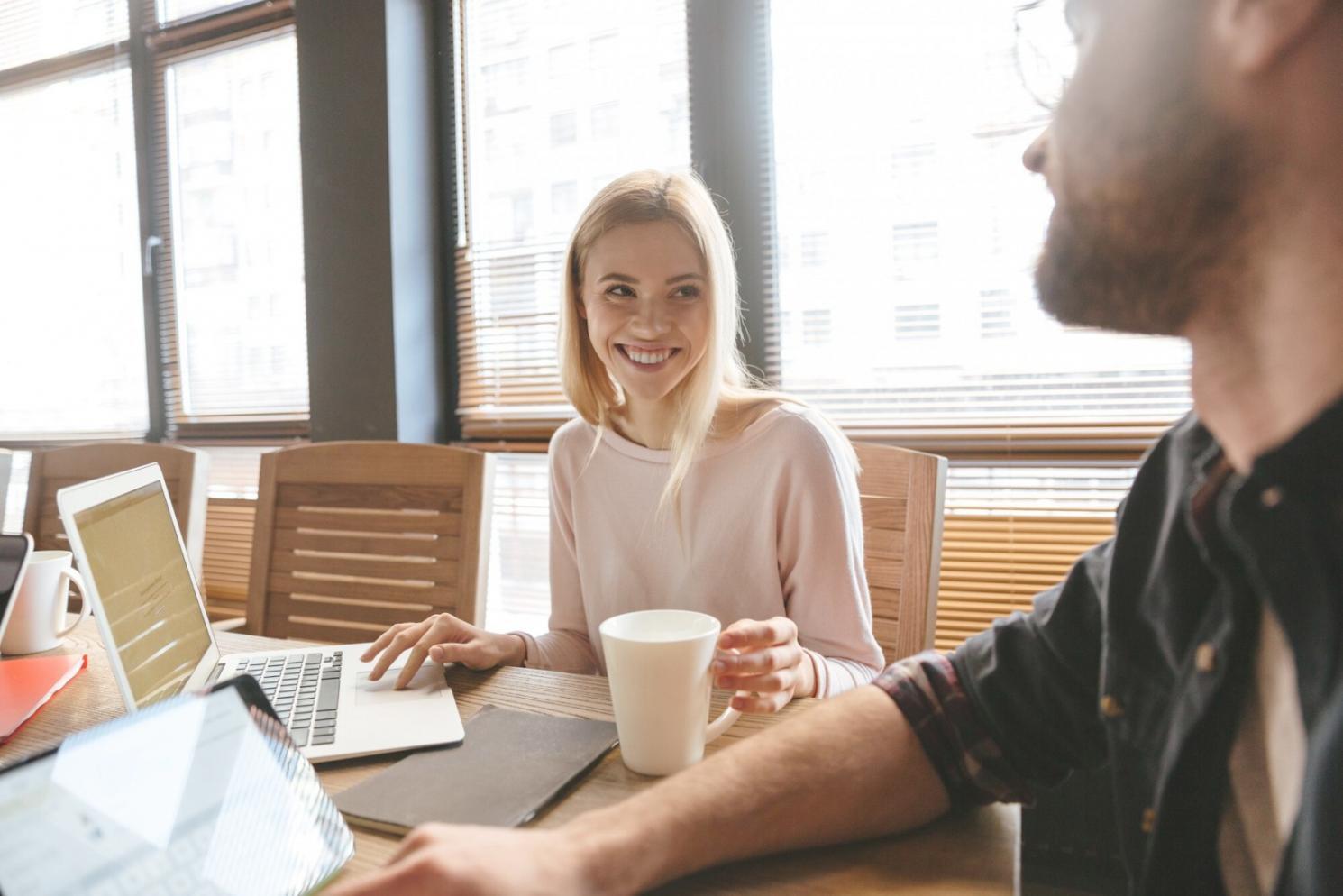 Profesionales analizando datos financieros en una sesión de capacitación